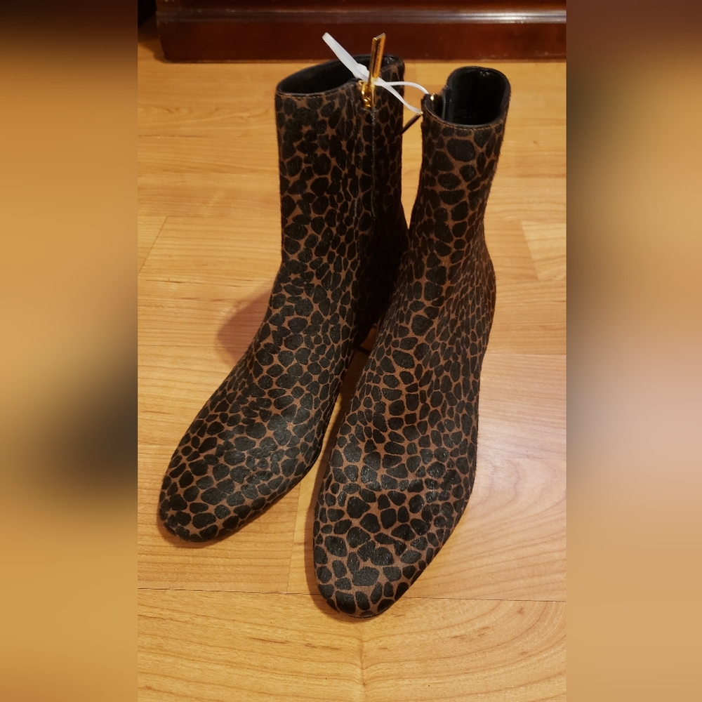 Michael Kors cheeta print, real leather never been worn.